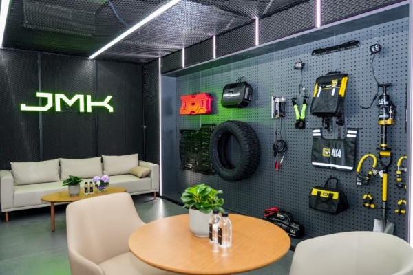 里程碑时刻！纵横第100家体验中心荣耀启幕，筑牢中国豪华越野品类生态根基