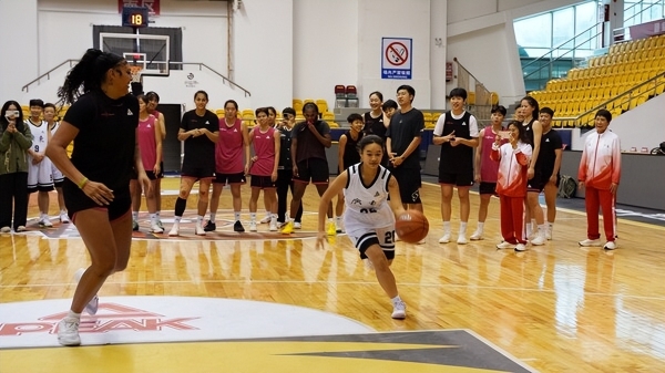 匹克体育携广东东莞新彤盛女篮与残特奥广东聋人女篮温情互动，共展"她能量" 