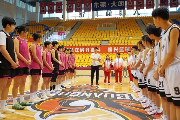 匹克体育携广东东莞新彤盛女篮与残特奥广东聋人女篮温情互动，共展"她能量" 