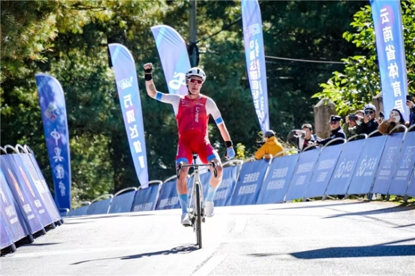 2025中国公路自行车职业联赛暨“环云南”公路自行车赛（楚雄站）燃情启程 