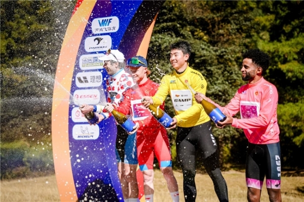 2025中国公路自行车职业联赛暨“环云南”公路自行车赛（楚雄站）燃情启程 