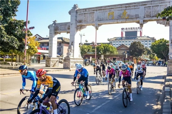 2025中国公路自行车职业联赛暨“环云南”公路自行车赛（楚雄站）燃情启程 