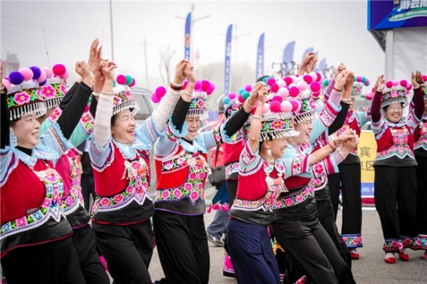 2025中国公路自行车职业联赛暨“环云南”公路自行车赛（楚雄站）燃情启程 