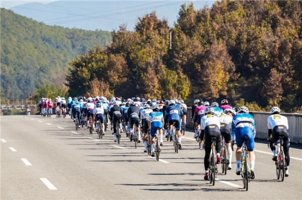 2025中国公路自行车职业联赛暨“环云南”公路自行车赛（楚雄站）燃情启程 