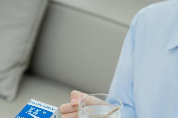 秋冬室内外干燥夹击，科学补水滋润秋冬，保持健康体质 