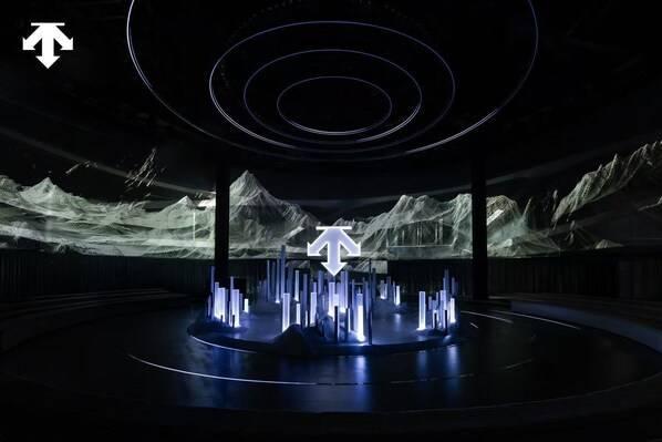 迪桑特「问顶未来」品牌大秀于北京华贸盛大举行 以一座"未来之城"开启专业运动新篇章 