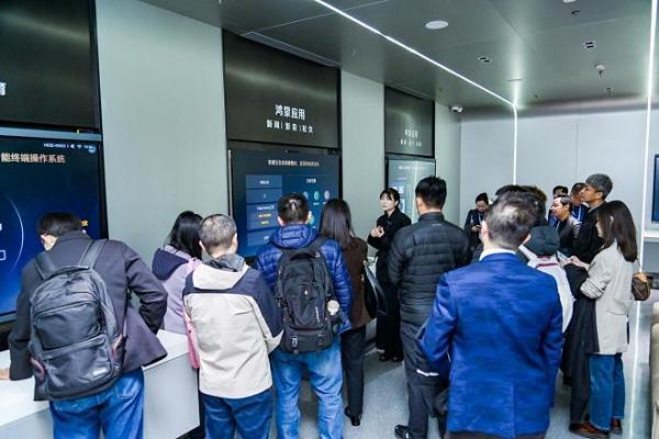 聚力共建商用办公新生态，华为擎云开启企业办公“鸿蒙化”新篇章 