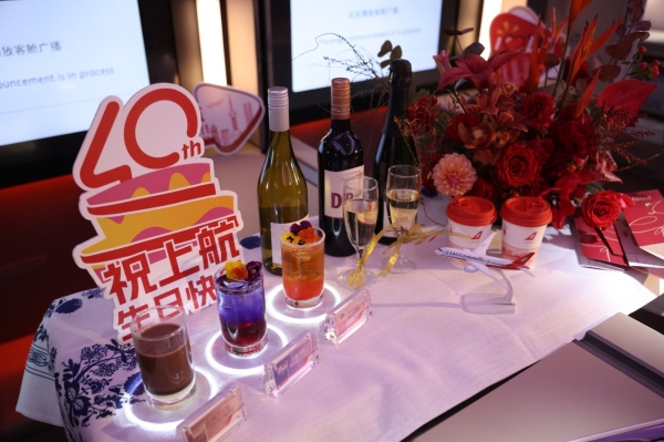 上海航空开展成立四十周年主题航班活动 