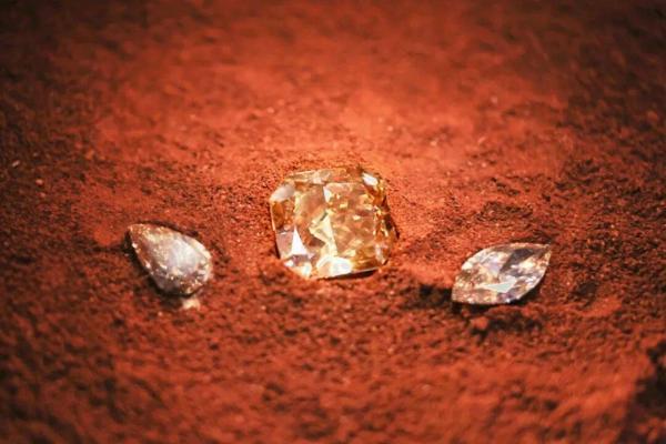 天然钻石开启美好消费趋势，小颗粒年轻化与大颗粒高端化双向赋能 