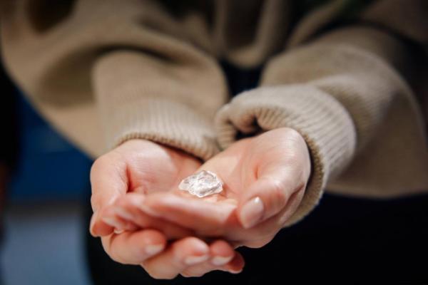 天然钻石开启美好消费趋势，小颗粒年轻化与大颗粒高端化双向赋能 