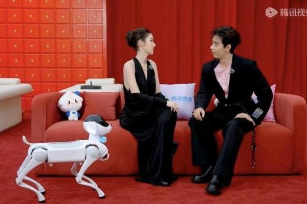 中国移动灵犀机器狗刷屏星光大赏，亲情网获艺人称赞 