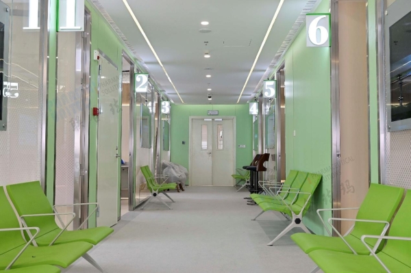 联合珐玛作为中国最大的洁净室 HPL 板供应商 —— 年产量达 250,000 平方米 