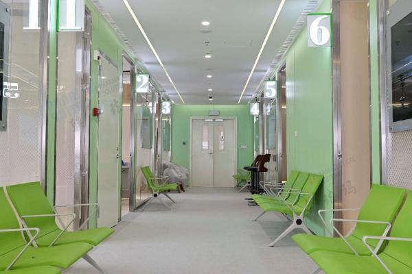 联合珐玛作为中国最大的洁净室 HPL 板供应商 —— 年产量达 250,000 平方米 