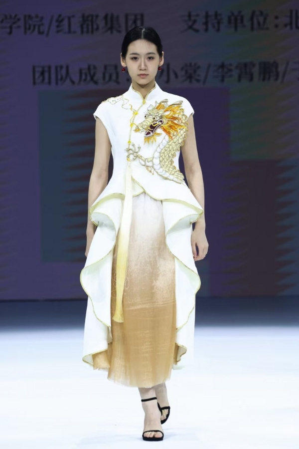 传承与创新交织《百年京式旗袍传统技艺与数字化保护传承人才培养》结项成果展演在京举办 