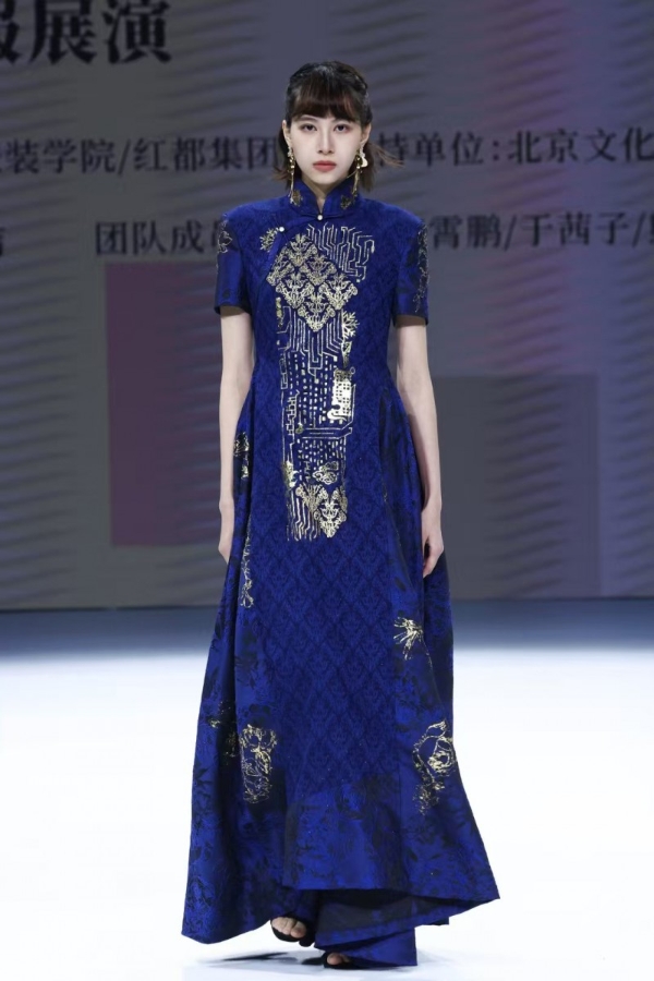 传承与创新交织《百年京式旗袍传统技艺与数字化保护传承人才培养》结项成果展演在京举办 