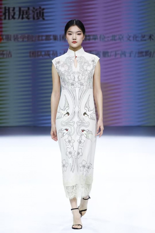 传承与创新交织《百年京式旗袍传统技艺与数字化保护传承人才培养》结项成果展演在京举办 