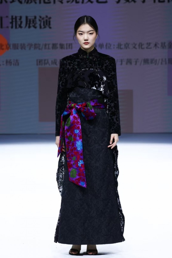 传承与创新交织《百年京式旗袍传统技艺与数字化保护传承人才培养》结项成果展演在京举办 