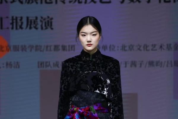 传承与创新交织《百年京式旗袍传统技艺与数字化保护传承人才培养》结项成果展演在京举办 