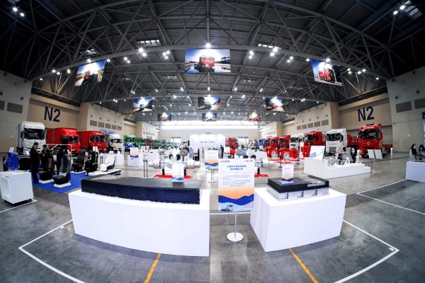 销量增长24%，新能源暴涨98%！看东风商用车如何布局2026三大赛道 