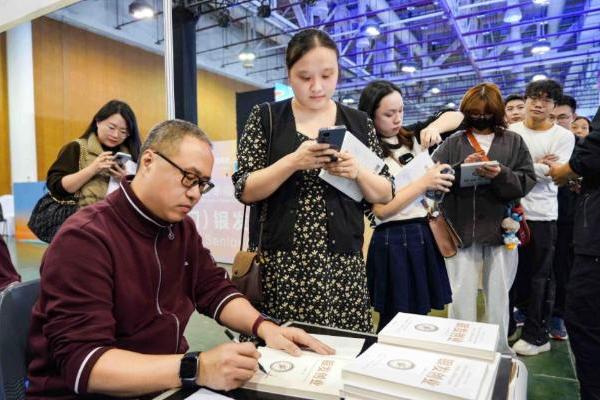 《银发创业》为何引爆市场？一本为“人生下半场”赋能的行动指南正席卷商界 