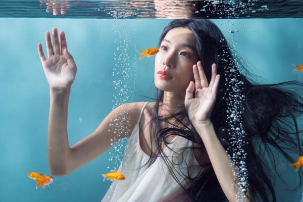 不用下水也能拍出深海人像！教你多灯打造耶稣光深海效果 