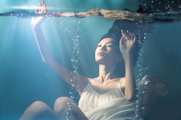 不用下水也能拍出深海人像！教你多灯打造耶稣光深海效果 