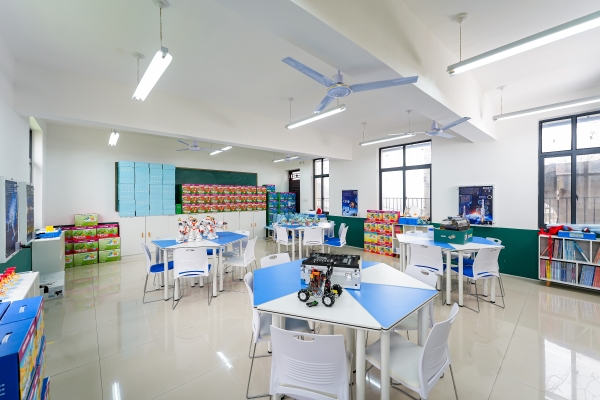  汇成百年专项基金“汇爱童行”科技教室落地太行山乡村学校 