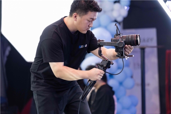 佳能“佳直播”携手时拍传媒，开启明星感团播时代  