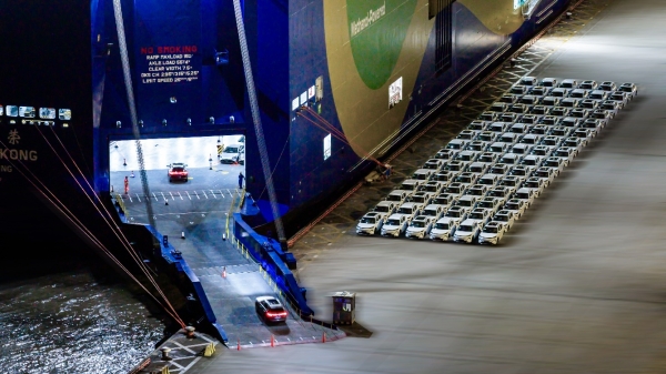 新华出版社发布「2025年度瞬间」，三张图看懂中国汽车这一年的韧性发展 