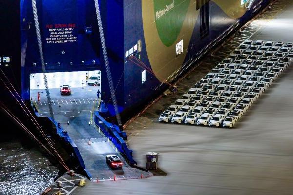 新华出版社发布「2025年度瞬间」，三张图看懂中国汽车这一年的韧性发展 