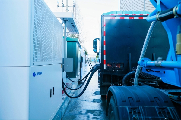 30台兆瓦超充重卡交付！东风&华为共建兆瓦超充生态 共赢全电物流机遇 