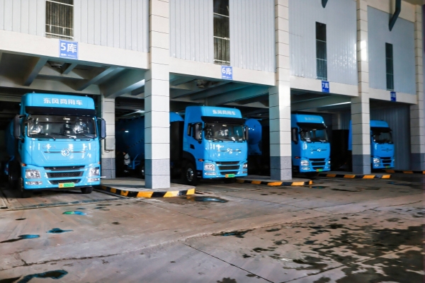 30台兆瓦超充重卡交付！东风&华为共建兆瓦超充生态 共赢全电物流机遇 