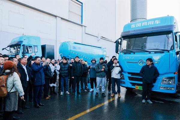 30台兆瓦超充重卡交付！东风&华为共建兆瓦超充生态 共赢全电物流机遇 