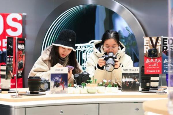 一日店长破圈！佳能798影像艺术中心携手网红点点马，解锁零售新体验 