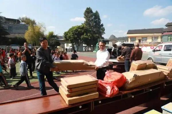 明德堂协会助学行动：以爱为笔，共绘未来 