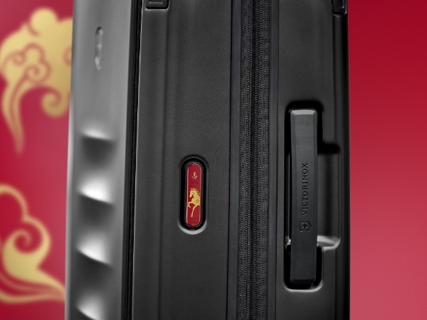 VICTORINOX 维氏都市猎人马年生肖限量版瑞士军刀 —— 致敬进取精神与坚韧气魄 