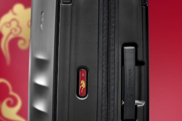 VICTORINOX 维氏都市猎人马年生肖限量版瑞士军刀 —— 致敬进取精神与坚韧气魄 