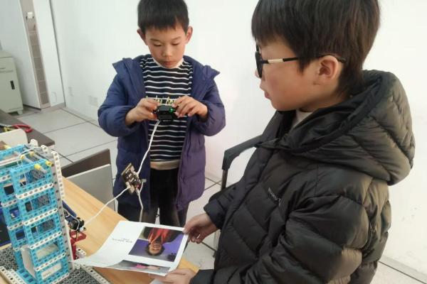  人机共智，点亮乡村科学之光：一位乡村教师的科技教育实践与心声 