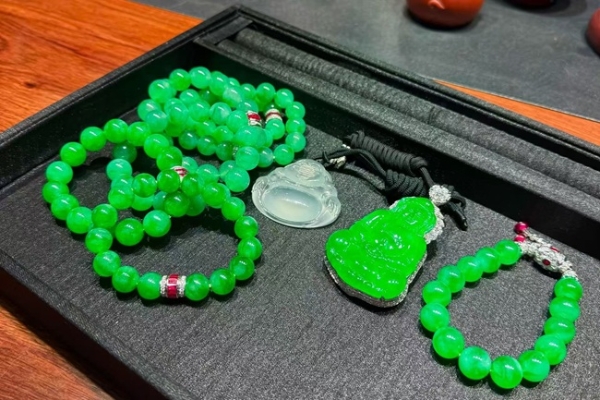 祥祯福三重保障体系：如何选择 “看得见安心” 的翡翠品牌？ 