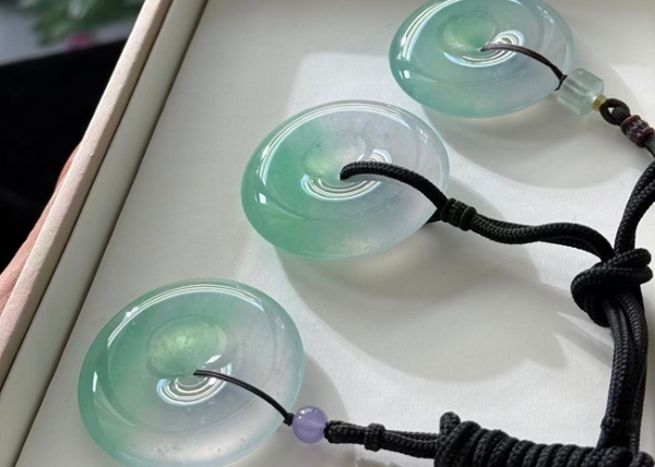 祥祯福三重保障体系：如何选择 “看得见安心” 的翡翠品牌？ 