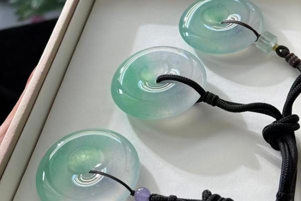 祥祯福三重保障体系：如何选择 “看得见安心” 的翡翠品牌？ 