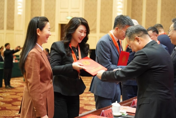 百年坚守做榜样，创新实干促振兴 秋林里道斯林珈旭获评“全省优秀建设者” 