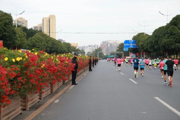 2025玉林马拉松圆满落幕，万人同行“鬱”见精彩！ 
