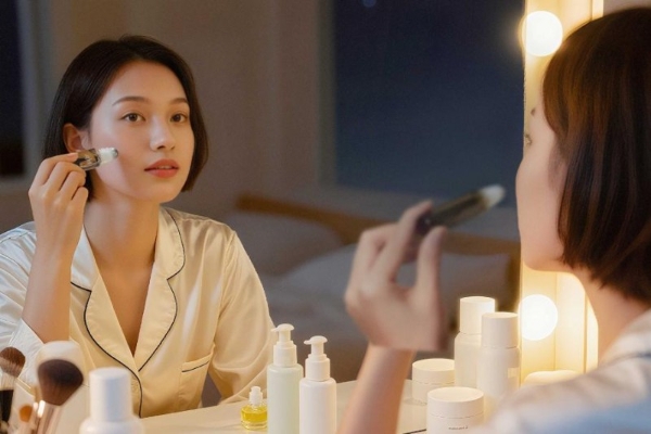  冬季眼周肌肤衰老加快？hfp冷玛吉眼油养出亮彩年轻眼 