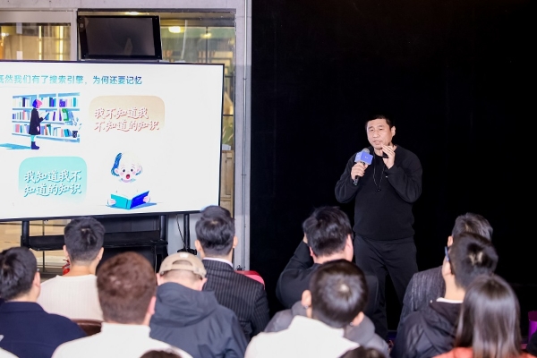 超能小艺的微醺坦白局：AI的未来是成为“懂”你的贴心伙伴 