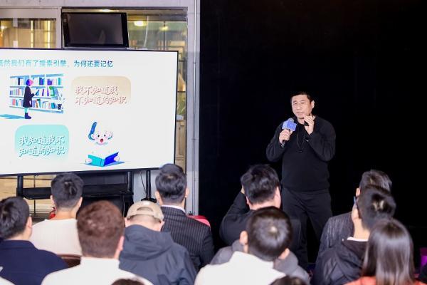 超能小艺的微醺坦白局：AI的未来是成为“懂”你的贴心伙伴 