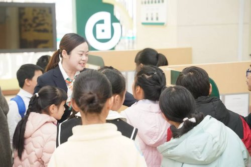 “小史官”探访成都金融历史 在全市金融文化分馆里上了一堂“启蒙课” 