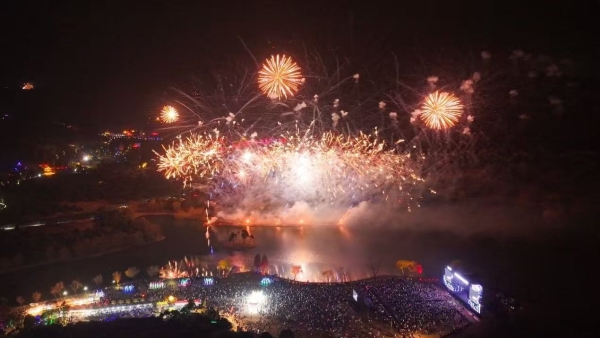 南京银杏湖第六届花火音乐狂欢节璀璨启幕 跨年盛宴点亮城市夜空