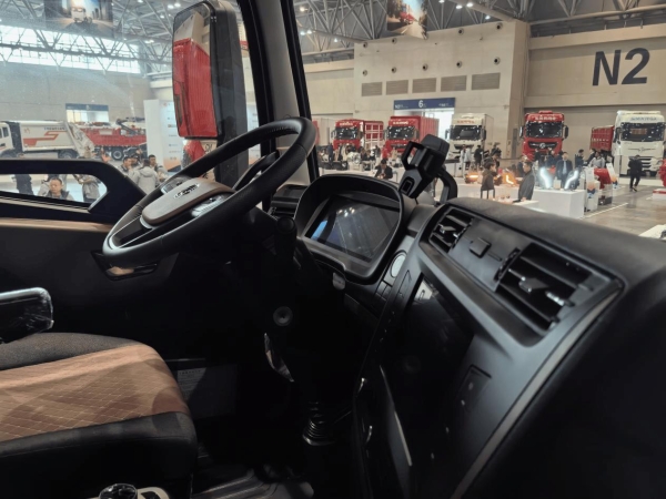  8×4纯电载货车有什么选择？看看东风商用车新“兄弟” 