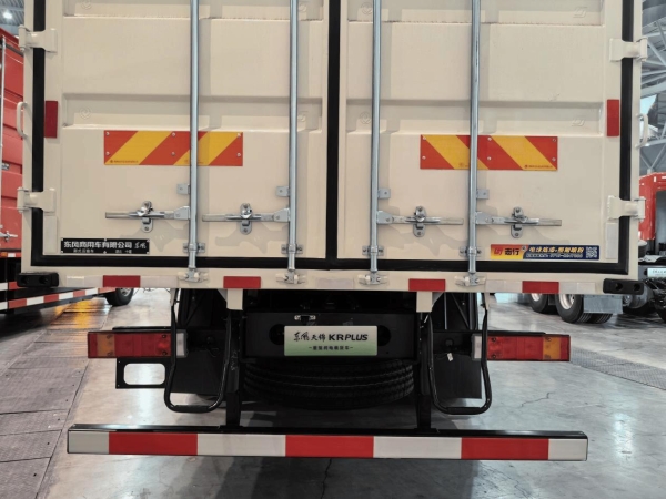  8×4纯电载货车有什么选择？看看东风商用车新“兄弟” 